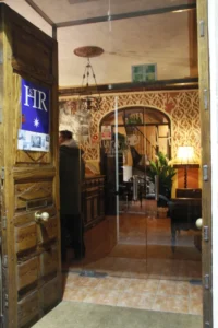 Hostería Natura: entrada y recepción del hostal