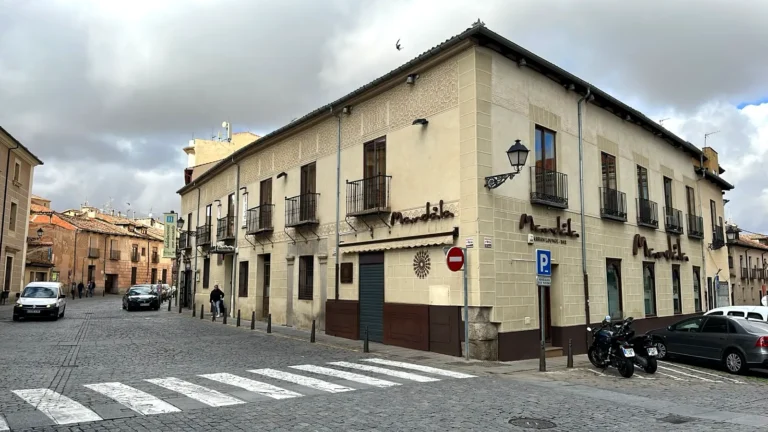 Hostería Natura: fachada del hostal en la calle Colón de Segovia