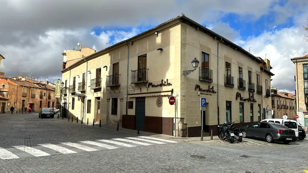 Hostería Natura: edificio del hostal visto desde la esquina, en el centro de Segovia