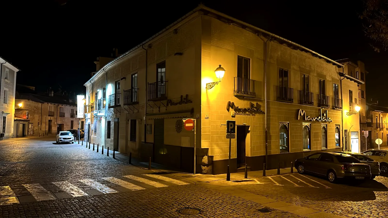 Hostería Natura: fachada del hostal de noche, en el casco histórico de Segovia