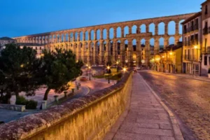 Hostería Natura, Segovia: el Acueducto al anochecer, a 500 m del hostal