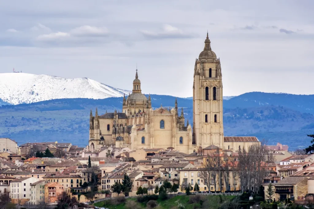 Hostería Natura, Segovia: la catedral con la sierra nevada al fondo